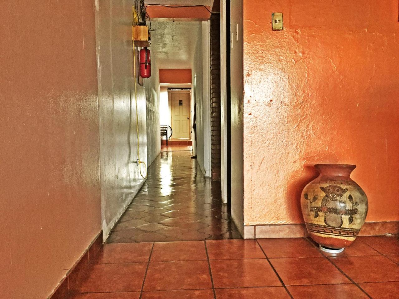 Hostel Trotamundos Alajuela ภายนอก รูปภาพ